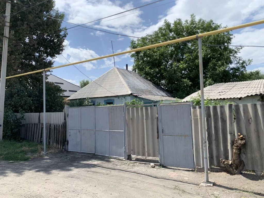 Продаётся земельный участок с домом и хозяйственными постройками в