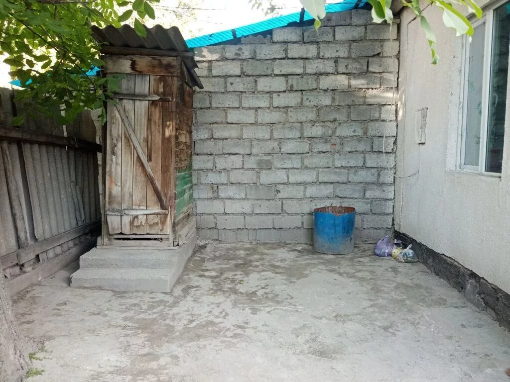 Продаётся полдома с двором и хозпостройками в районе рынка «Баят»