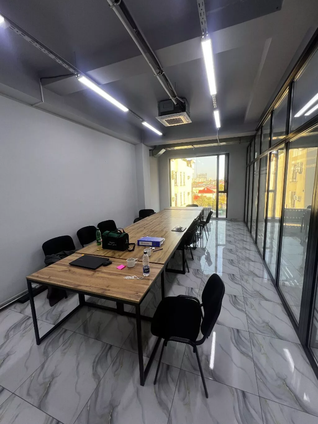 Сдаю Офис целиком: Колл-центр, Охранное агентство, IT-компания, 60 м², В бизнес центре, С ремонтом, Первая линия, С системой безопасности, С высокими потолками