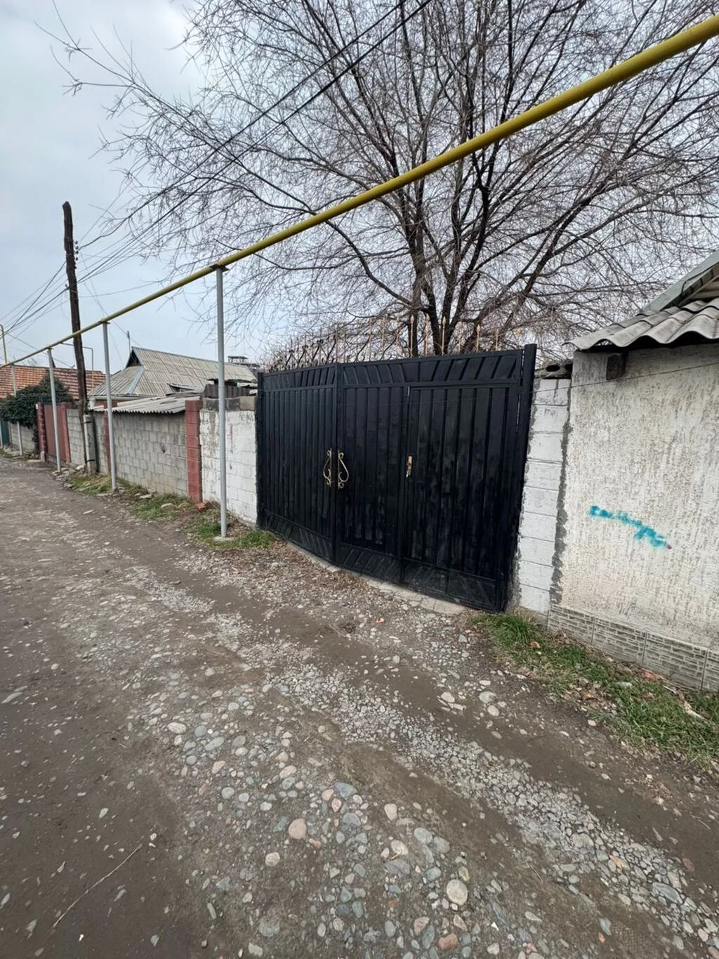 Срочно продаётся пристроенная времянка в центре города, район