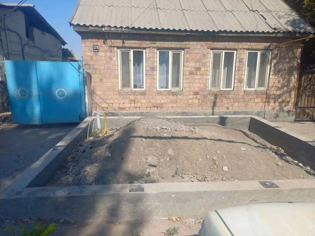 Сдаю в аренду полдома адрес село новопокровка улица Ленина главная