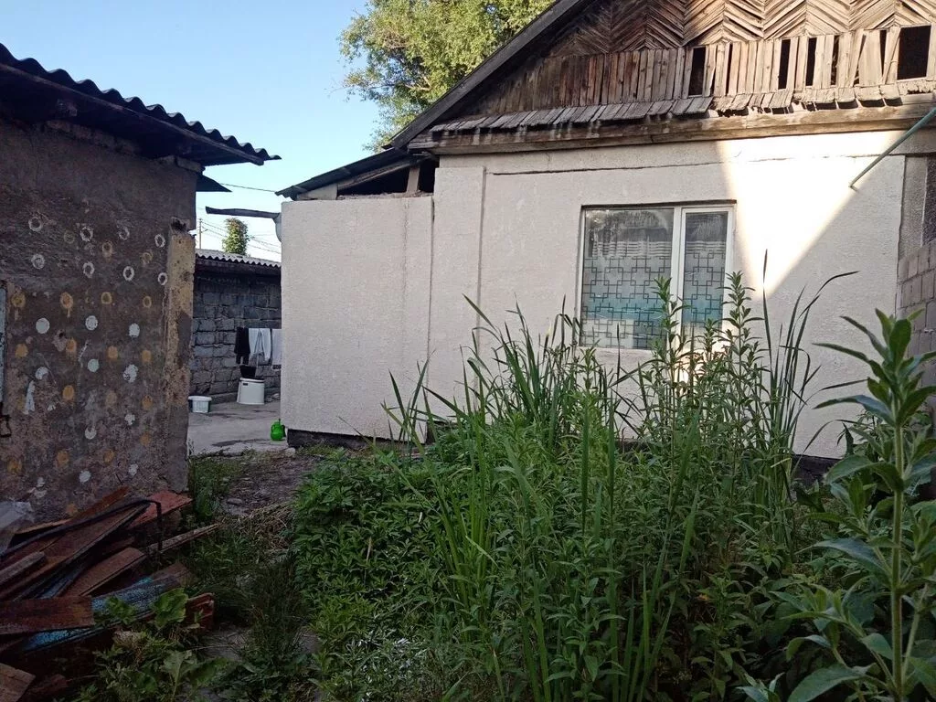 Продаётся полдома с двором и хозпостройками в районе рынка «Баят»