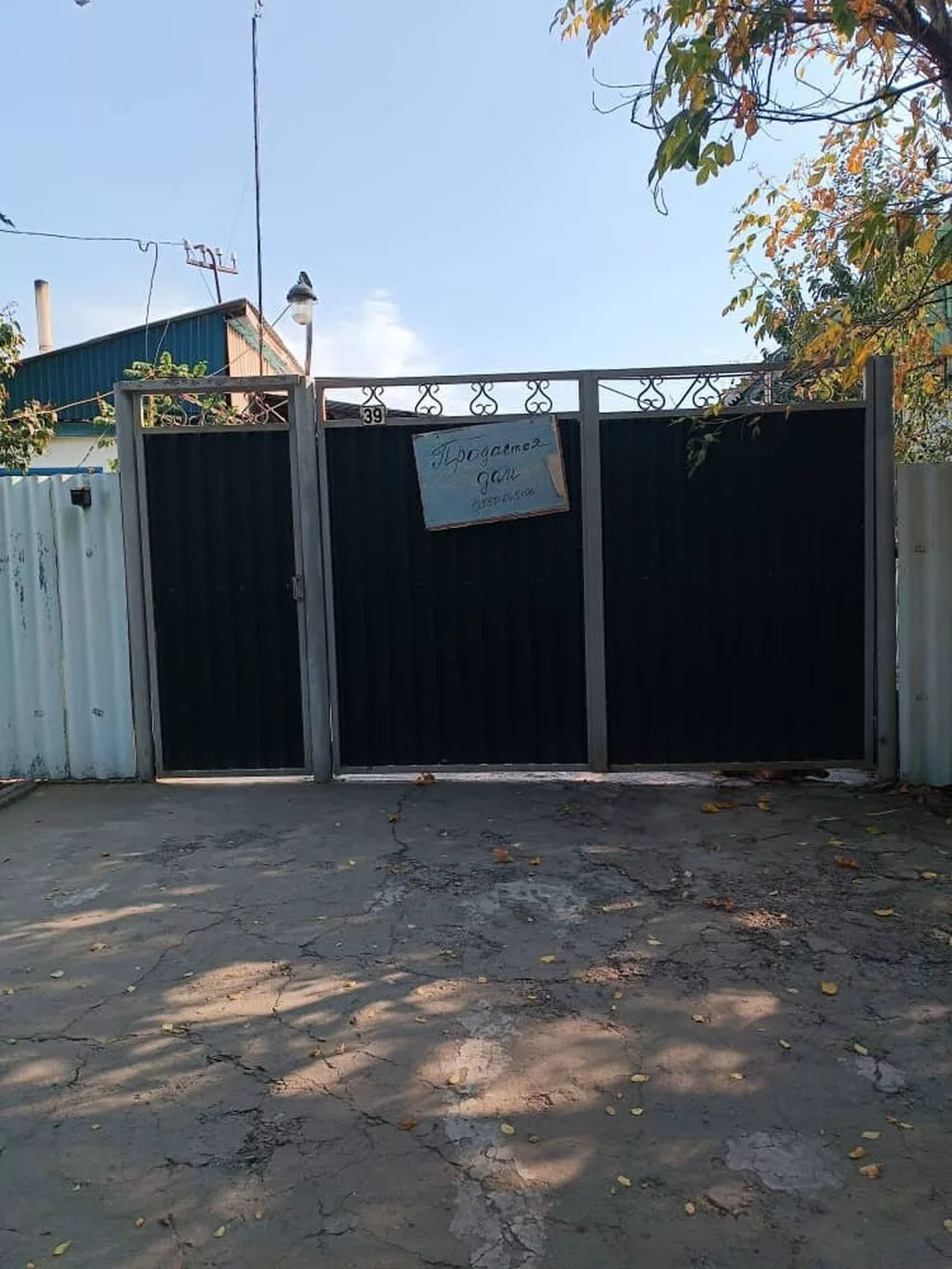 Продаётся жилой дом с участком. Характеристики и планировка: - Один
