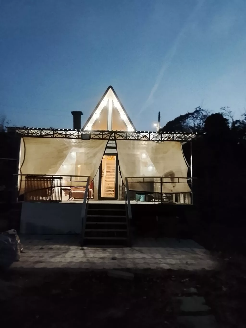 Сдается уютный A-frame домик с террасой и панорамным освещением в