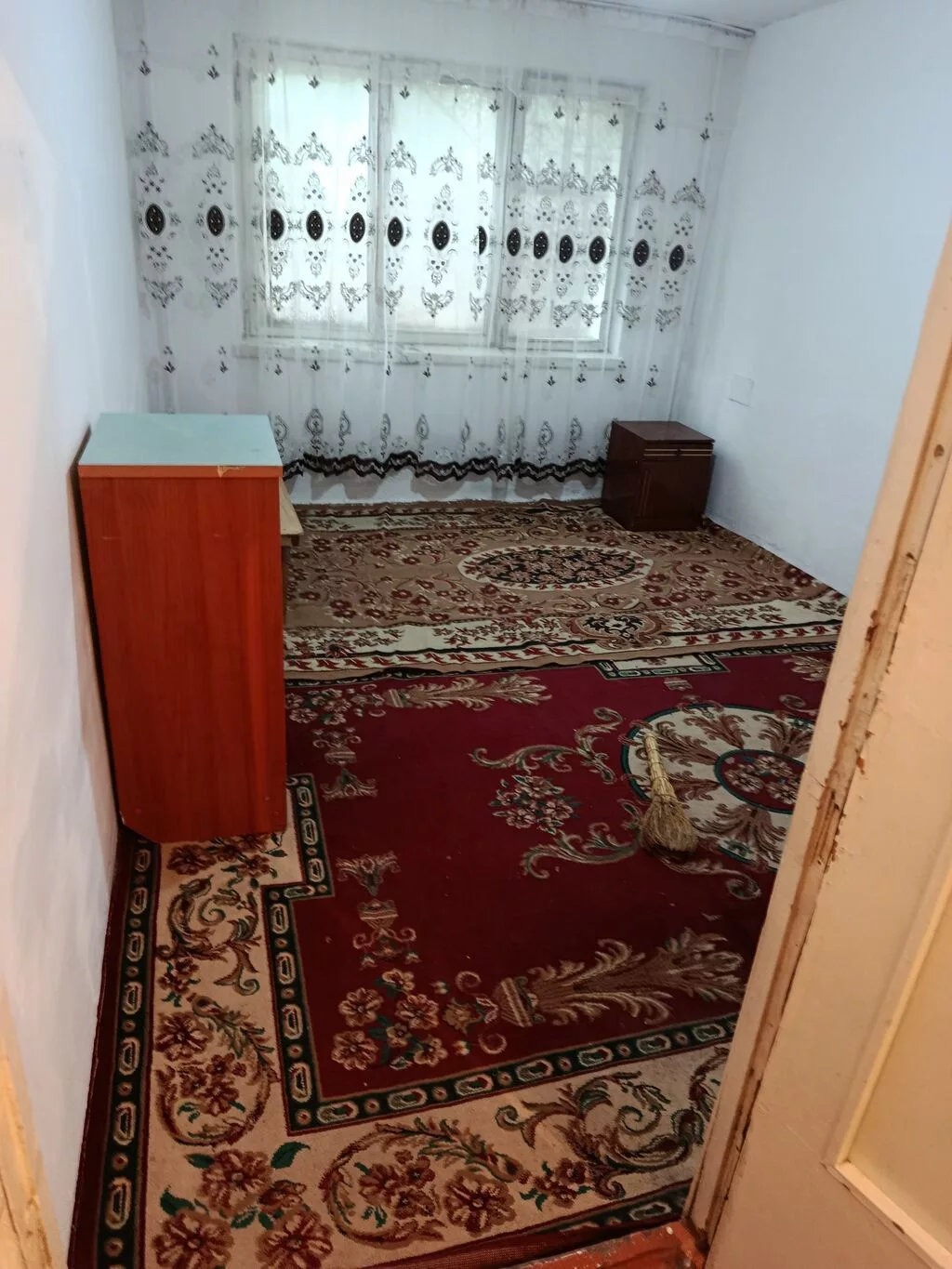 Комната в жилом доме - Площадь ориентировочно 10–12 м², прямоугольная
