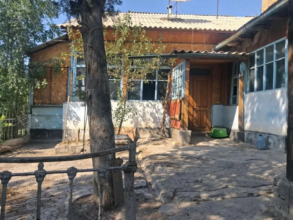 Жилой дом с большим двором и садом - Одноэтажный дом с верандой и