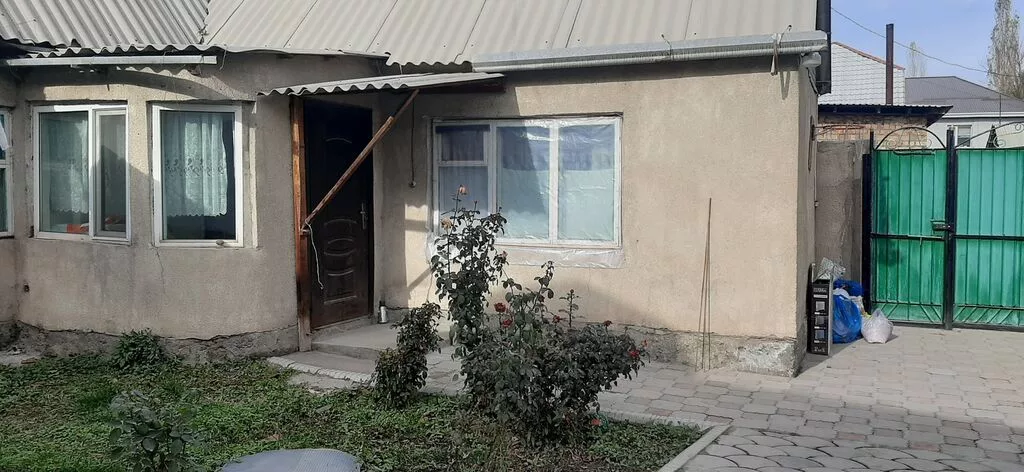 Сдается небольшой дом 3 комнаты туалет на улице желательно студентам