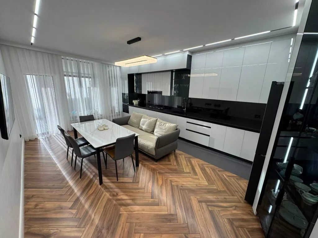 6 комнат и более, 320 м², 4 соток, Бишкек, Киргизия 1 Агентство недвижимости