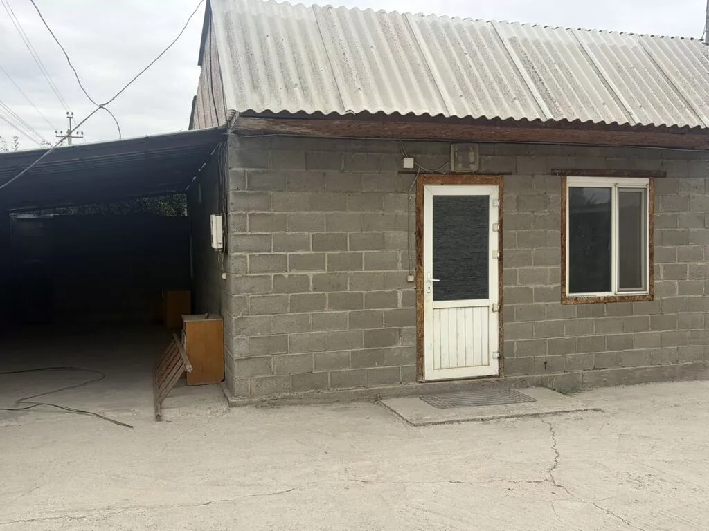 Продается земельный участок с постройками и закрытой территорией под
