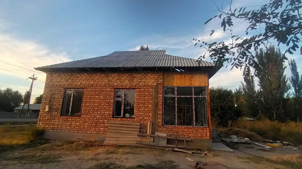Продается кирпичный дом с большим участком. Описание объекта: -