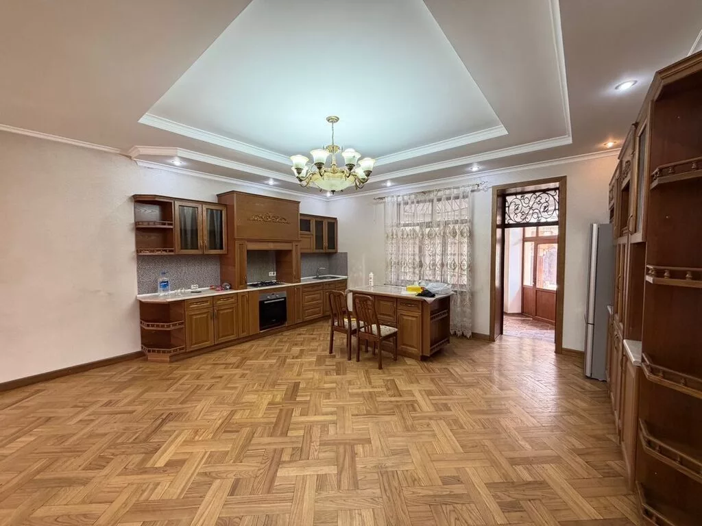 400 м², 6 комнат и более