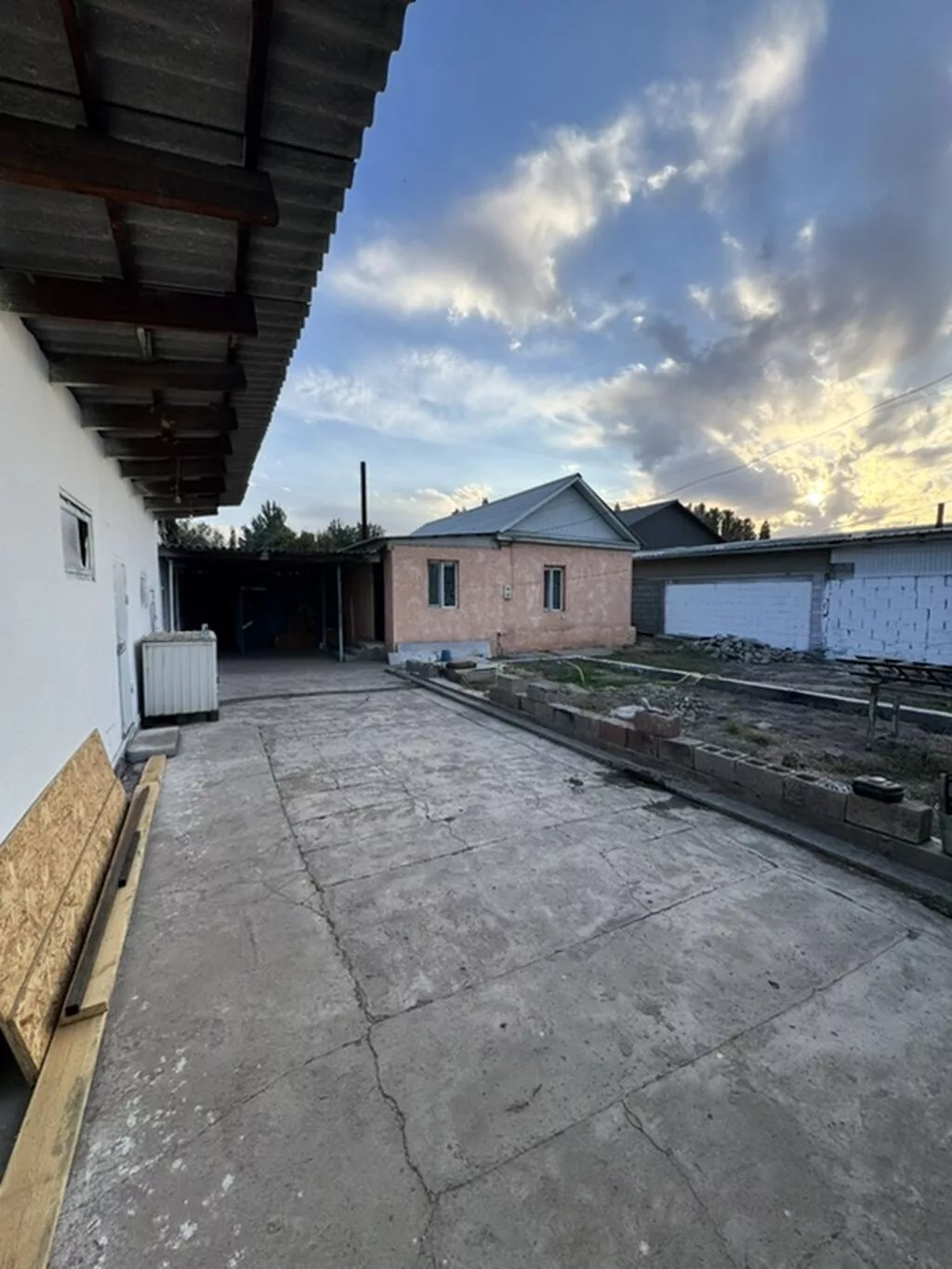 Дом с двором и постройками - Отдельно стоящий одноэтажный дом с