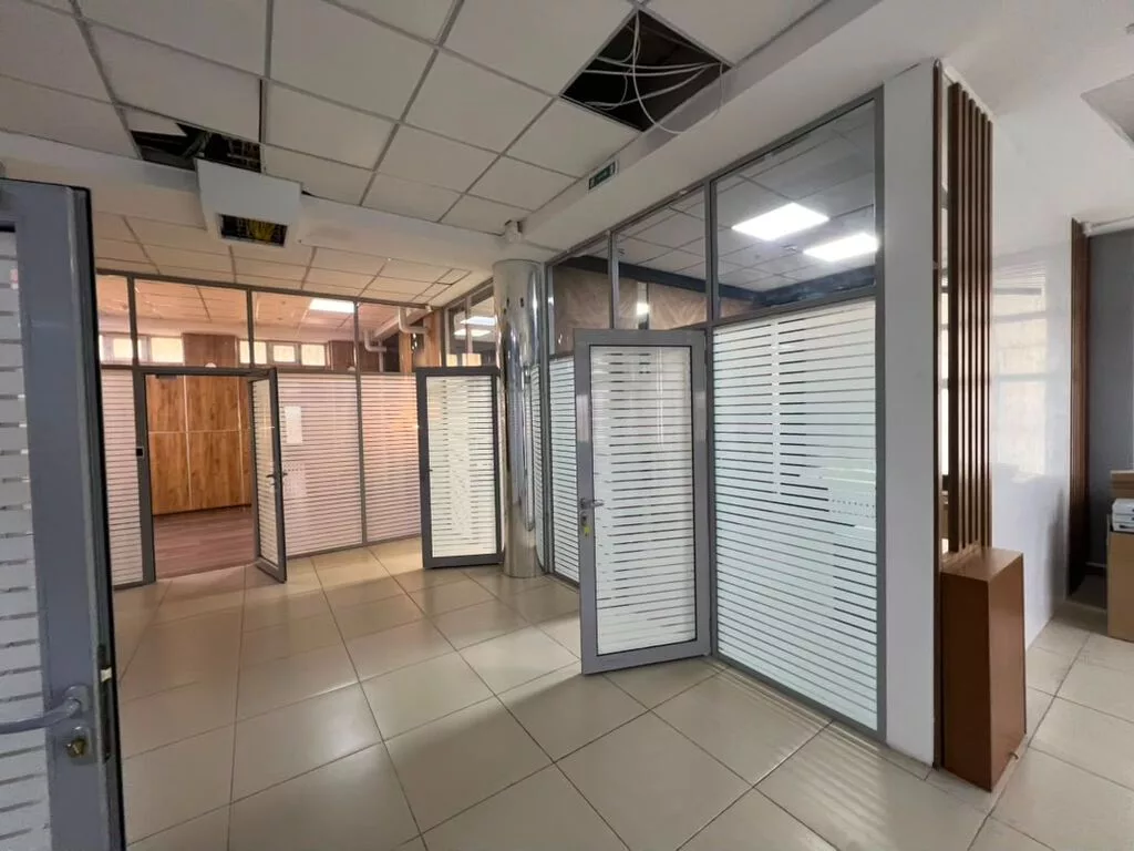 🏢 Сдаётся коммерческое помещение 📍 Район Азия Молл 📐 Площадь: 300 м²