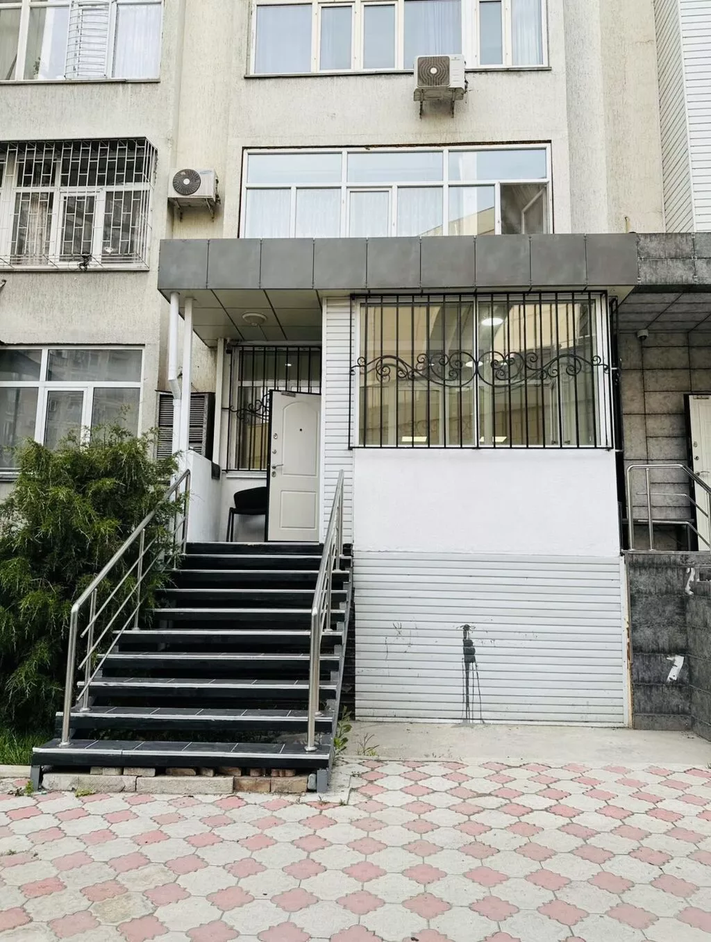 Продажа офисов 105 м², С ремонтом, Многоэтажное здание, 1 этаж