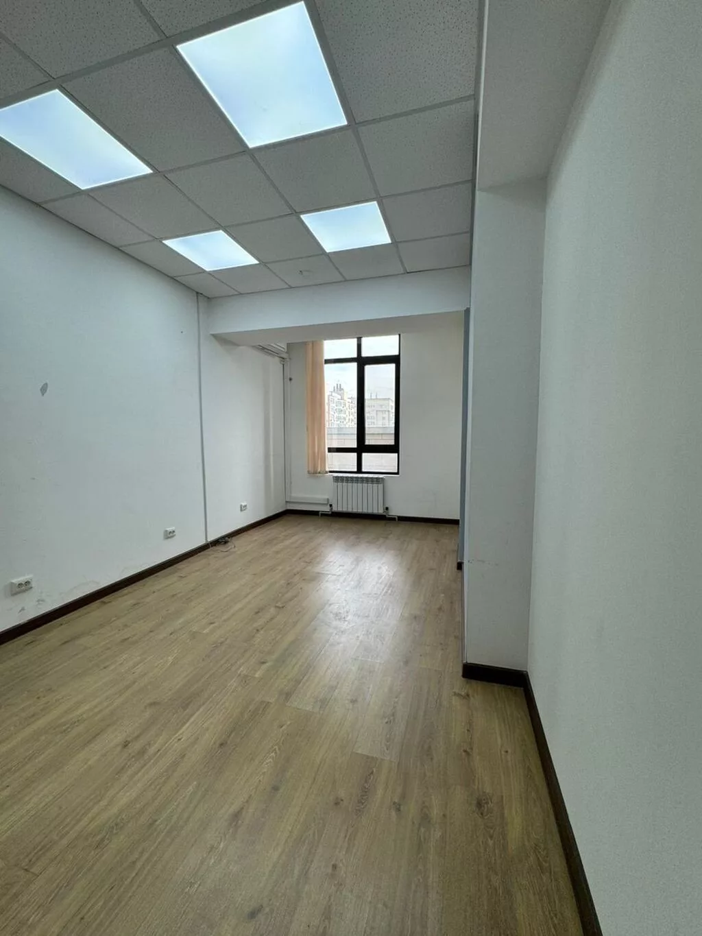 Сдаю The entire office: 84 м², В бизнес центре, С ремонтом, High ceilings