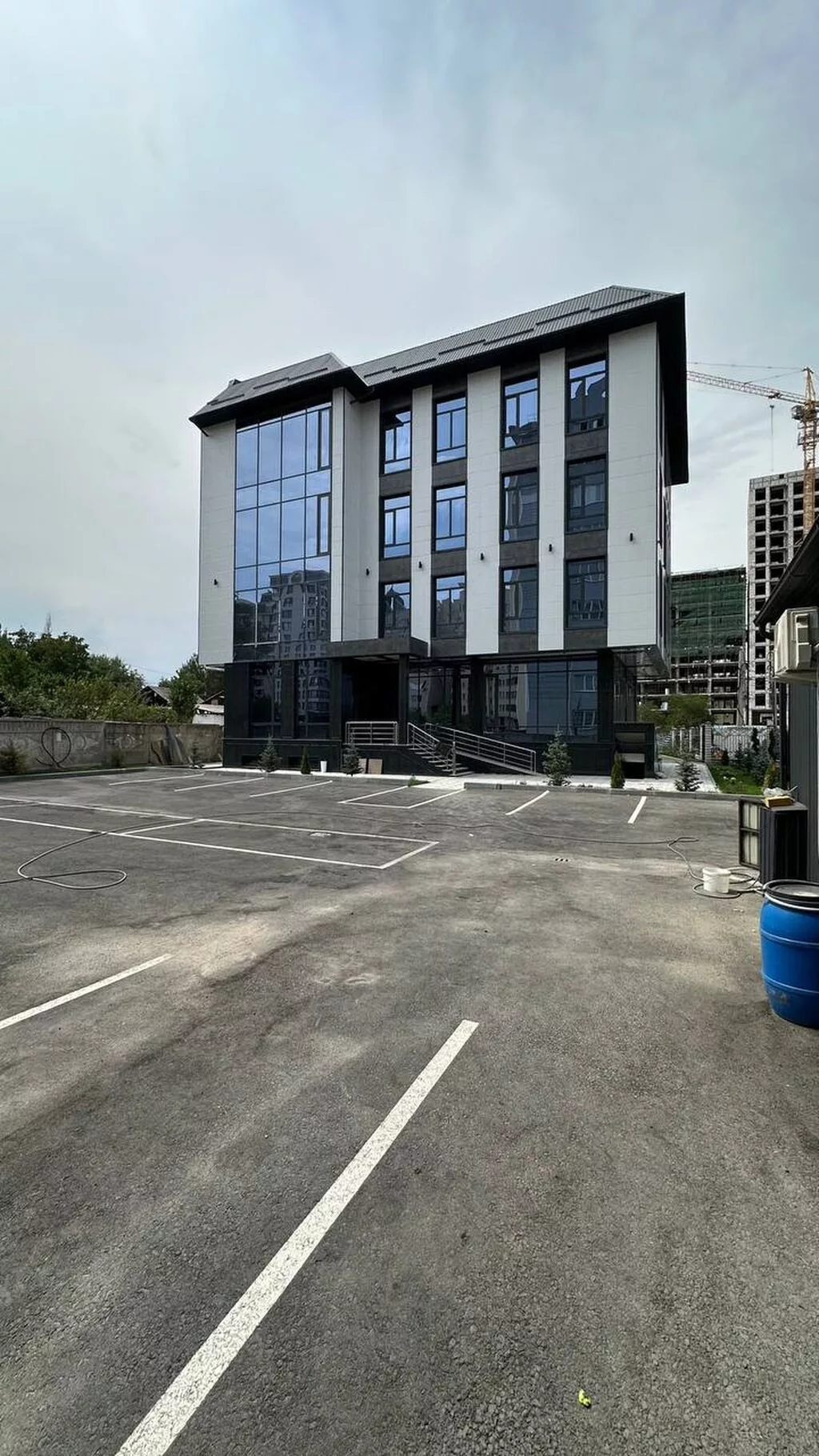 : Сдаю Банковское отделение, Колл-центр, IT-компания, 1700 м², С ремонтом, Первая линия