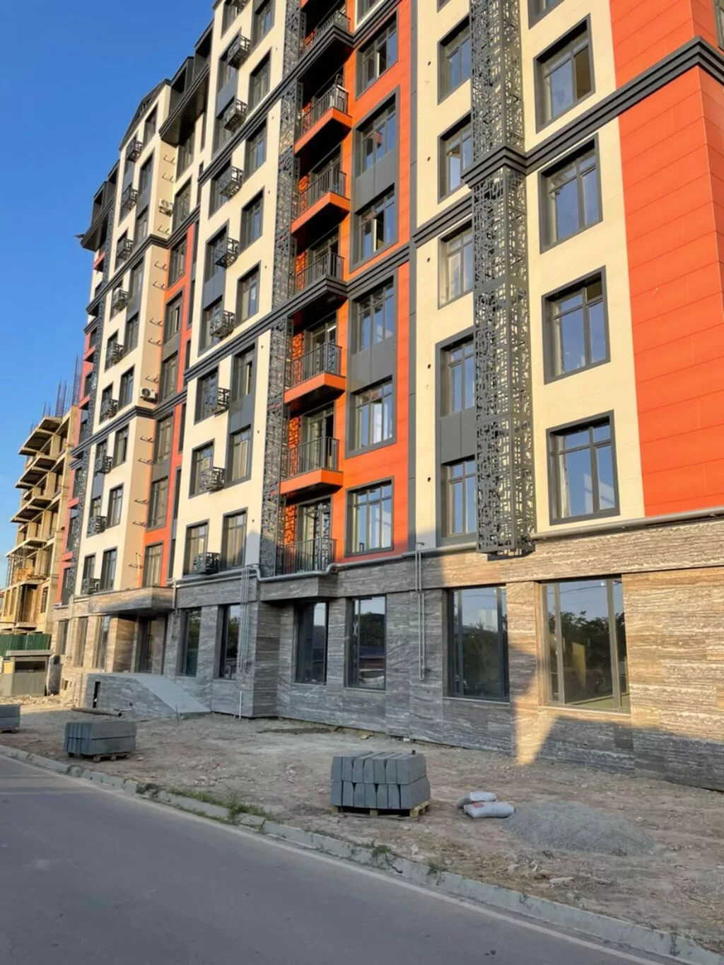 Продажа офисов 670 м², Без ремонта, Многоэтажное здание, 1 этаж