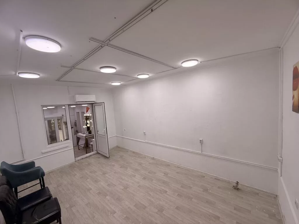 Сдаю Офисный кабинет: 18 м², С ремонтом, Первая линия, С высокими потолками