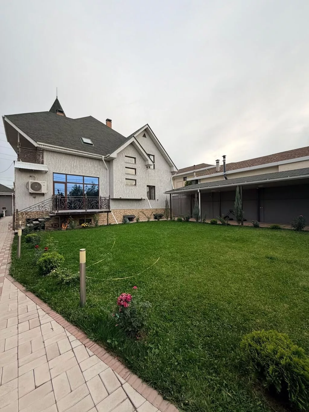 6 комнат и более, 415 м², 7 соток, Бишкек, Киргизия 1