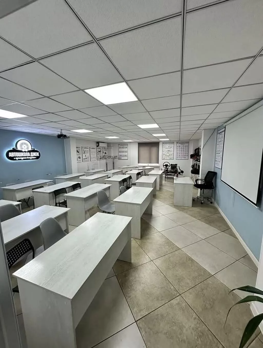 Сдаю Офис целиком: 230 м², В административном здании, С ремонтом