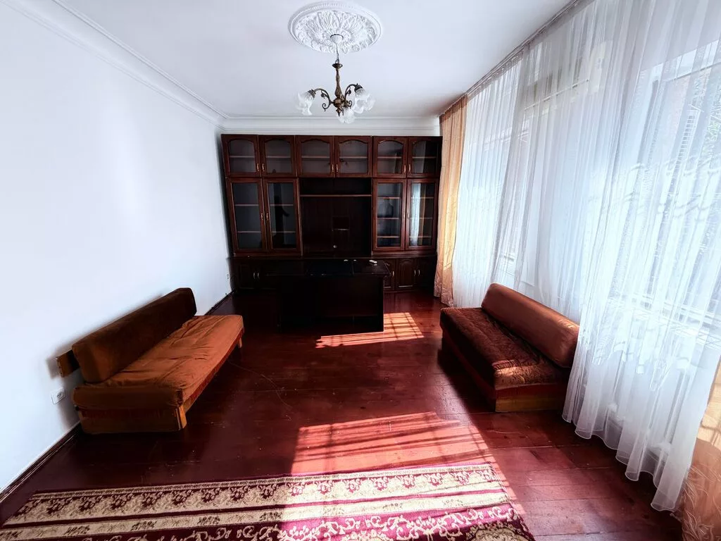 250 м², 6 комнат и более, ул. Матросова