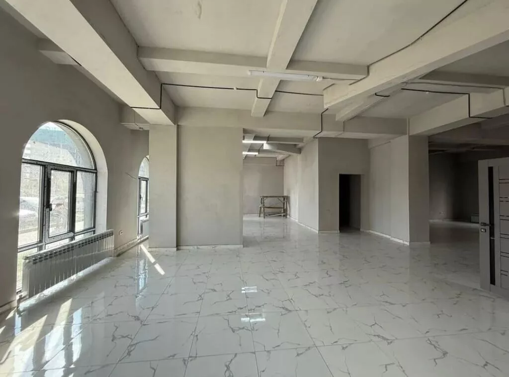 Коммерческое помещение — 180 м² • Этаж: 1 • Общая площадь: 180 м²