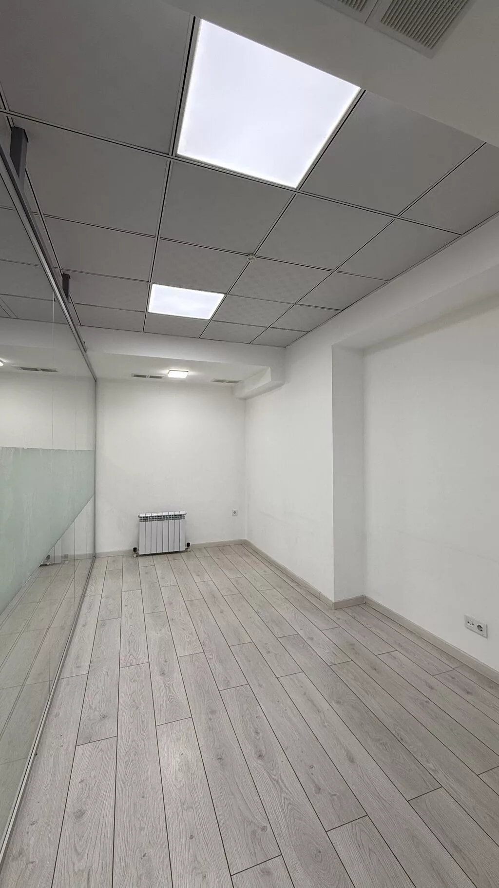 Сдаю Офисный кабинет: 80 м², В бизнес центре, С ремонтом