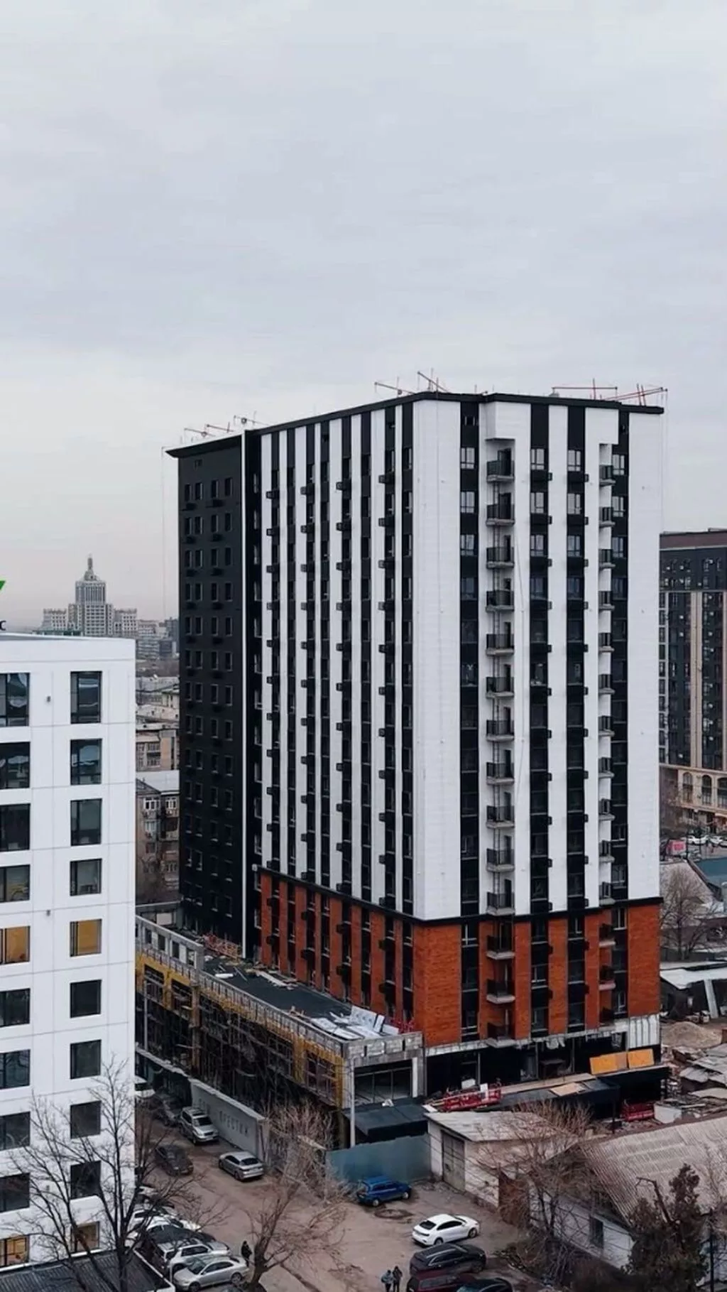 3 комнаты, 130 м², Золотой квадрат Элитка, 13 этаж, ПСО (под самоотделку)