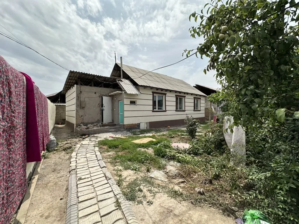 Продаётся жилой дом Продаётся саманный дом из 5 комнат на участке