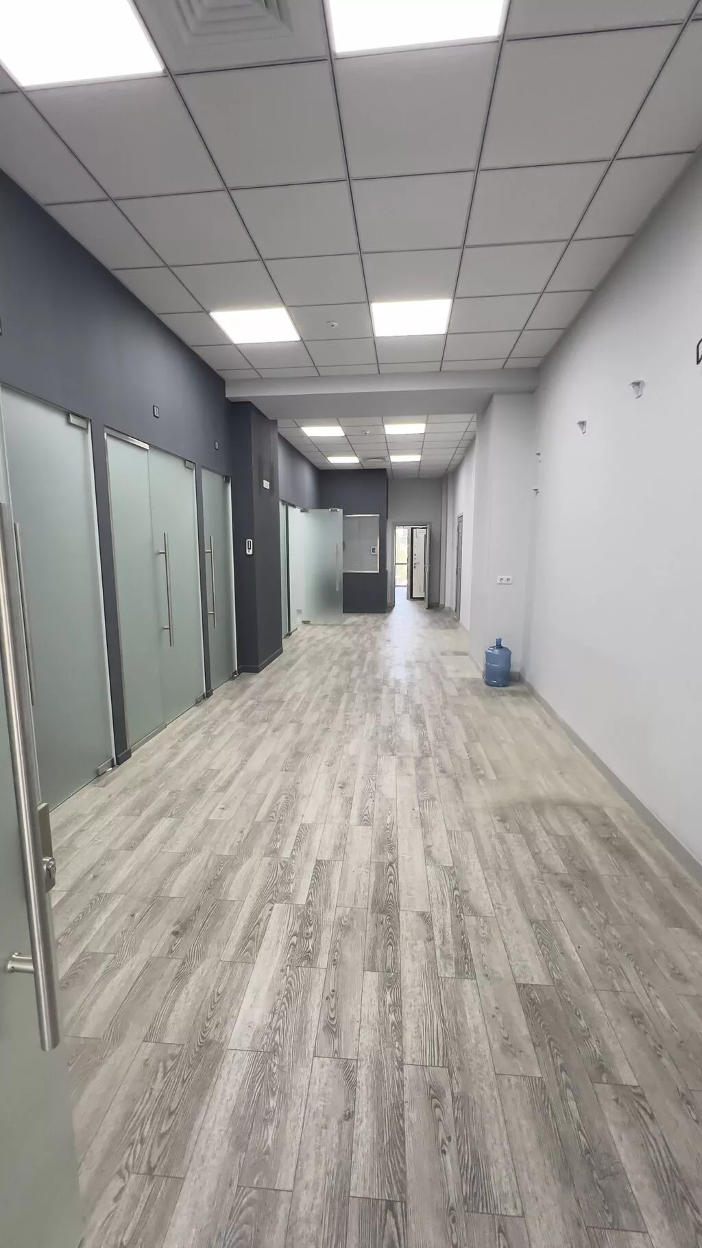 Сдаю The entire office: Сдаю Банковское отделение, Авиакасса, Ломбард, 290 м², В жилом комплексе, С ремонтом, 1 линия, С отдельным входом, С отдельным сан узлом