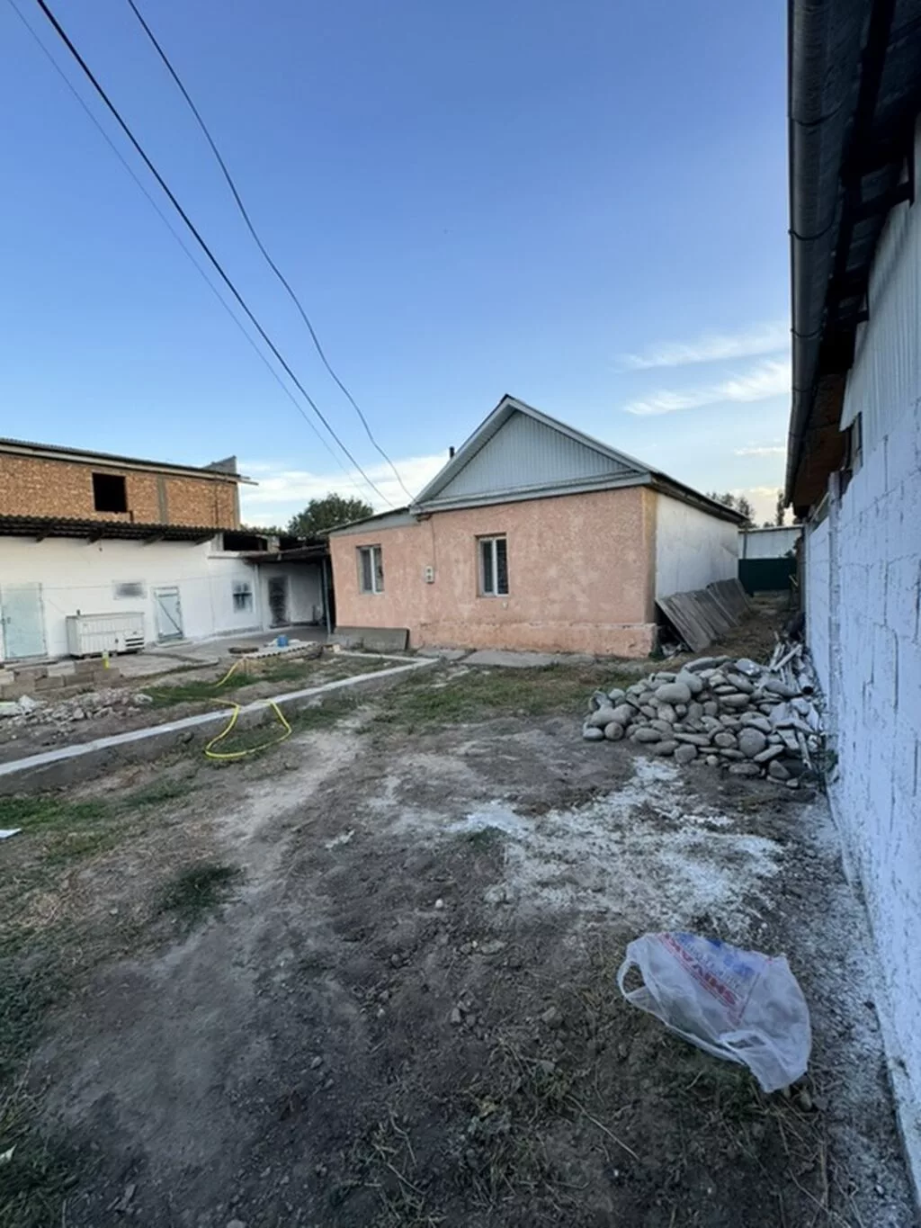 Дом с двором и постройками - Отдельно стоящий одноэтажный дом с