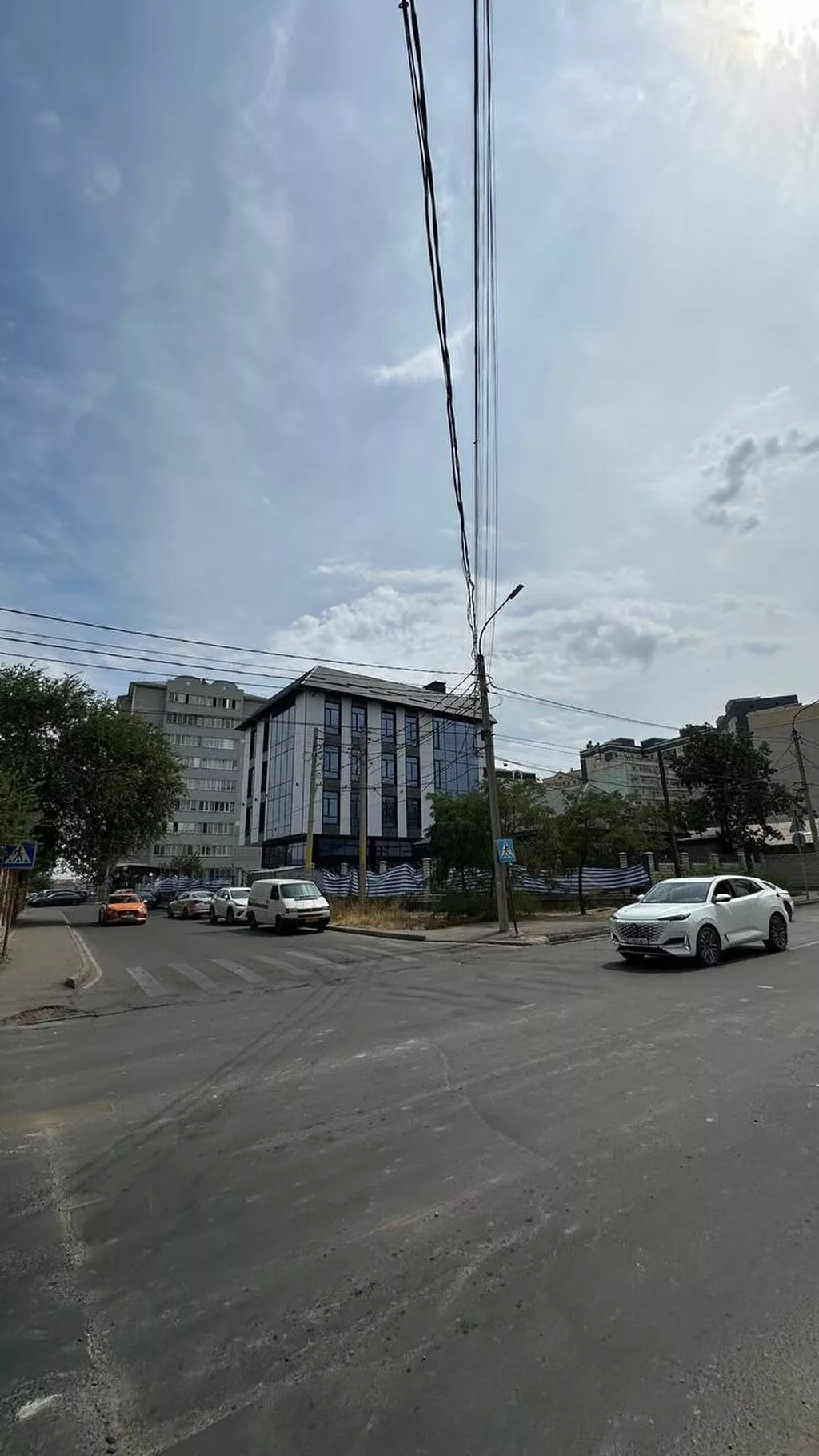 : Сдаю Банковское отделение, Колл-центр, IT-компания, 1700 м², С ремонтом, Первая линия
