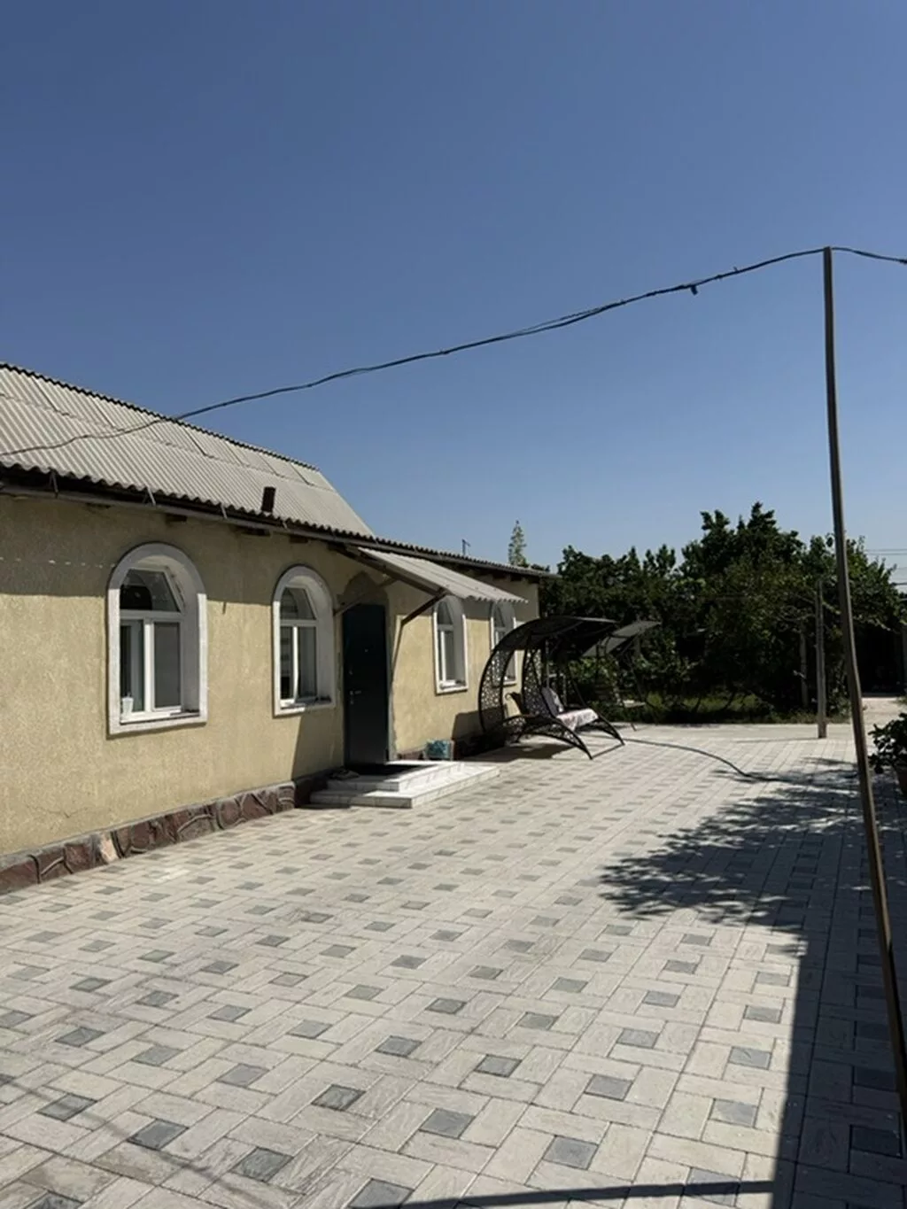 Продаётся жилой дом с ограждённым участком и выездом на