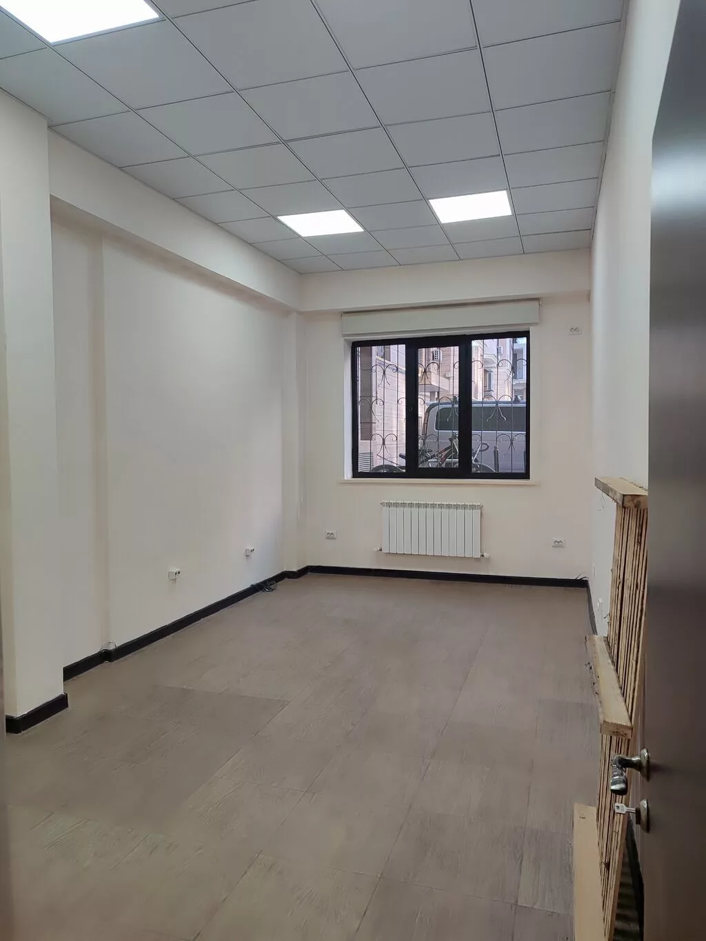 Офисное помещение с отдельными кабинетами и кухней - Планировка