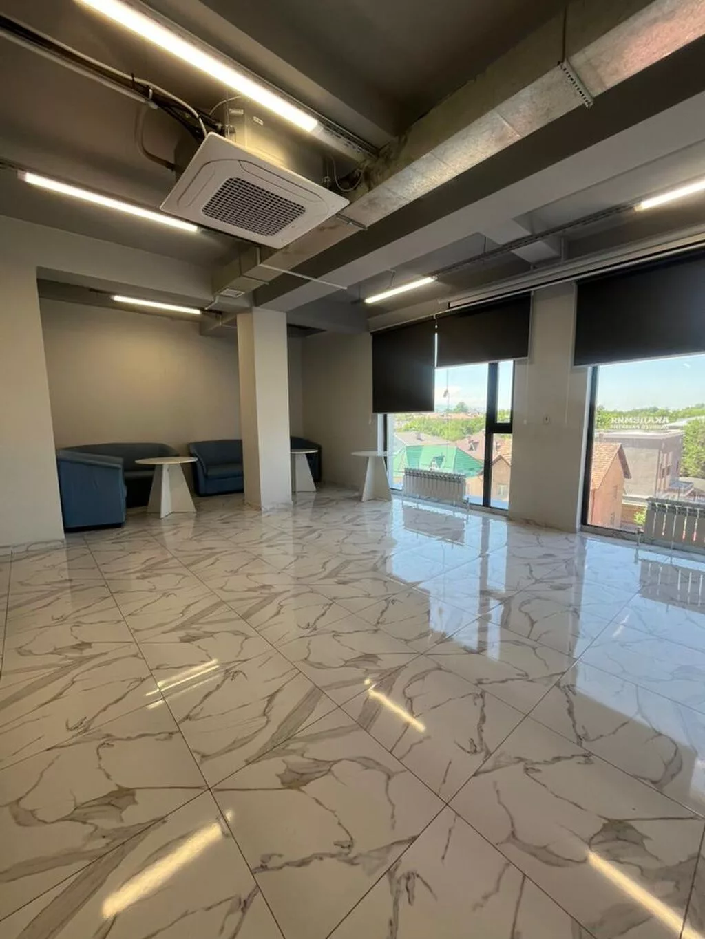 Сдаю The entire office: Сдаю IT company, Колл-центр, 98 м², В бизнес центре, С ремонтом, 1 линия, High ceilings, С отдельным сан узлом