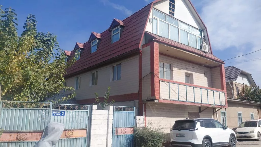 Продаётся трёхэтажный дом с мансардой и большим балконом/лоджией