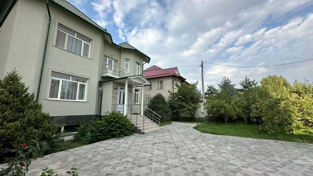 Продается большой двухэтажный жилой дом с ухоженным участком и