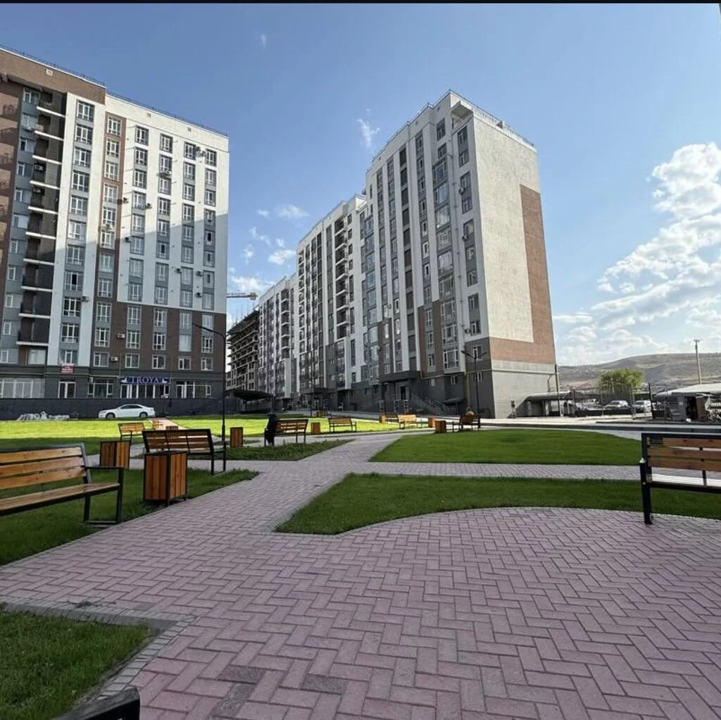 Продажа магазинов В жилом доме, 76 м², Требуется ремонт, Отдельный вход, 1 этаж