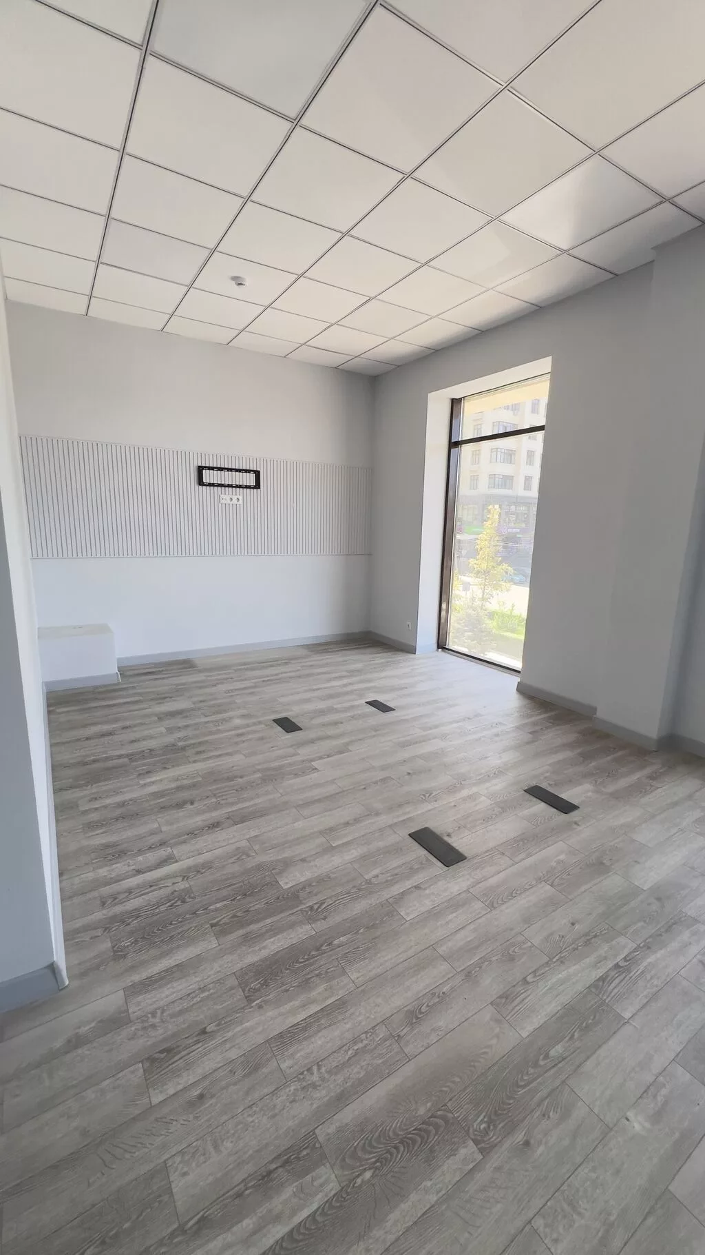 Сдаю The entire office: Сдаю Банковское отделение, Авиакасса, Ломбард, 290 м², В жилом комплексе, С ремонтом, 1 линия, С отдельным входом, С отдельным сан узлом