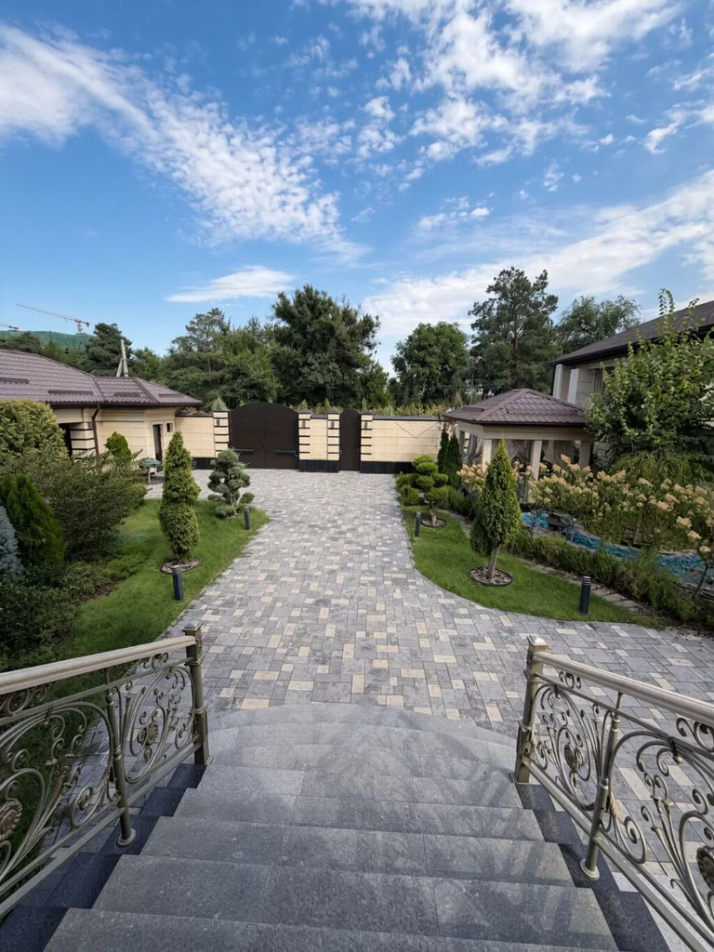6 комнат, 600 м², 10 соток, Бишкек, Ала-Арча 2 городок Собственник