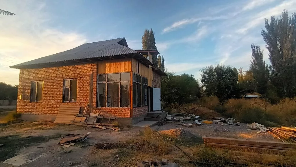 Продается кирпичный дом с большим участком. Описание объекта: -