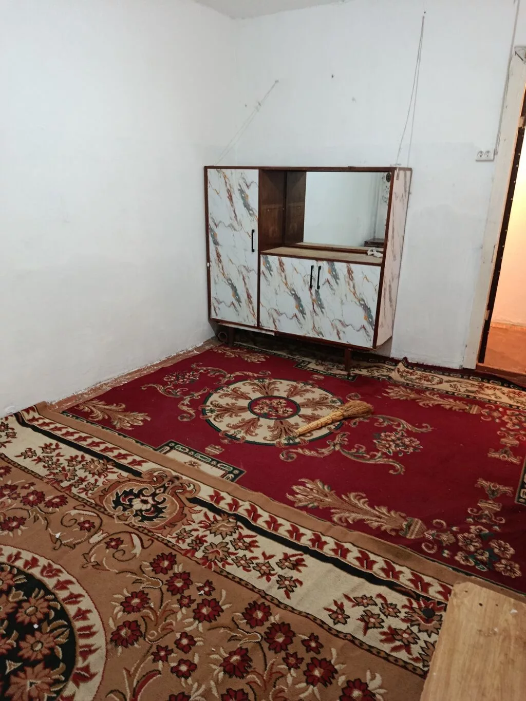 Комната в жилом доме - Площадь ориентировочно 10–12 м², прямоугольная