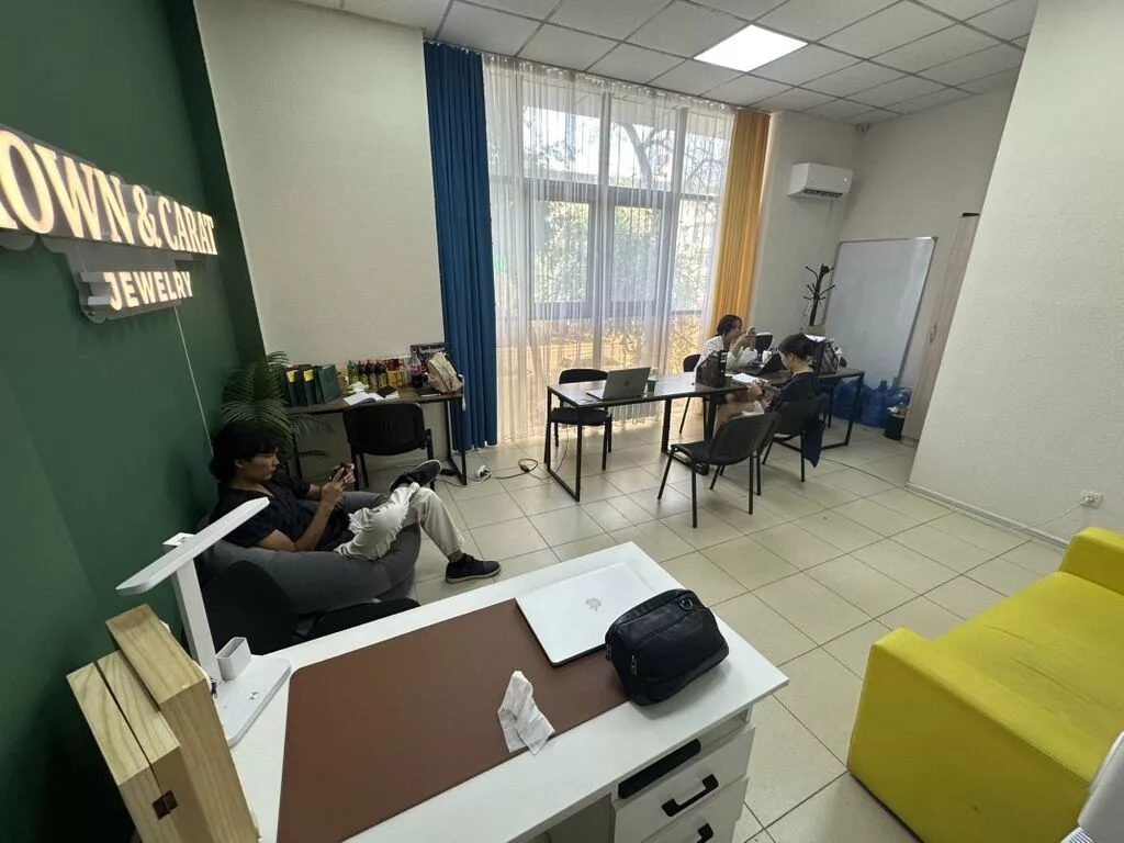 Сдаю Офисный кабинет: Сдаю Колл-центр, IT-компания, 40 м², С ремонтом, С высокими потолками