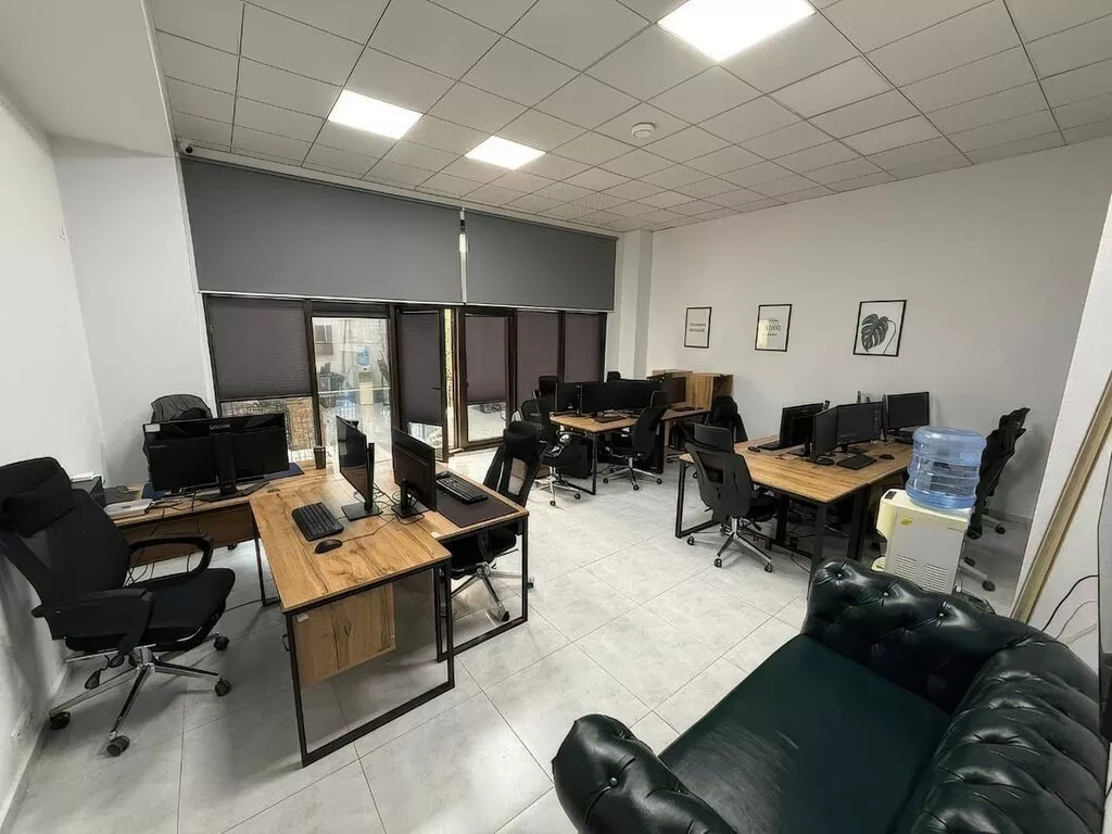 Сдаю Офис целиком: 255 м², В жилом комплексе, С ремонтом, С отдельным входом, С отдельным санузлом, С системой безопасности