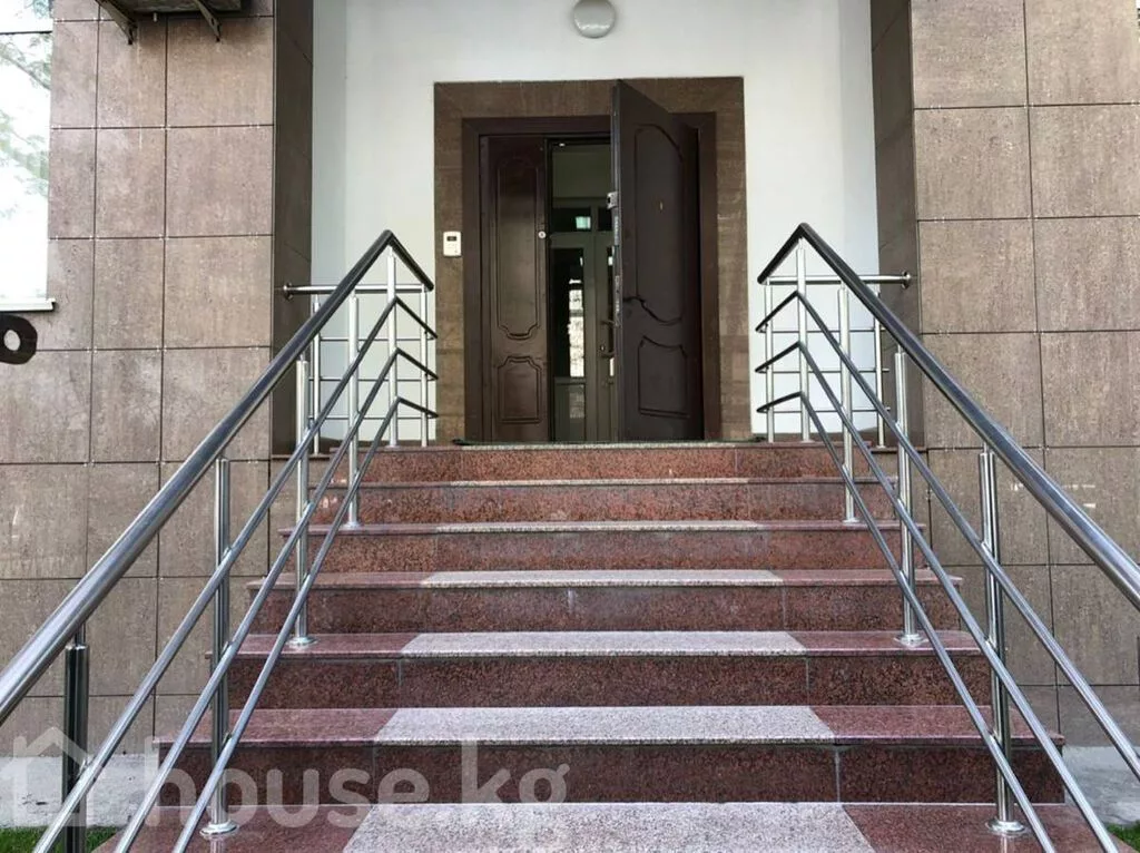 Сдаю The entire office: Сдаю Банковское отделение, Колл-центр, Нотариус, 300 м², В административном здании, С ремонтом, 1 линия, С отдельным входом, С отдельным сан узлом