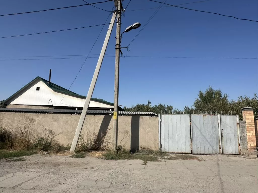 Одноэтажный жилой дом с большим закрытым двором и садом. Здравствуйте