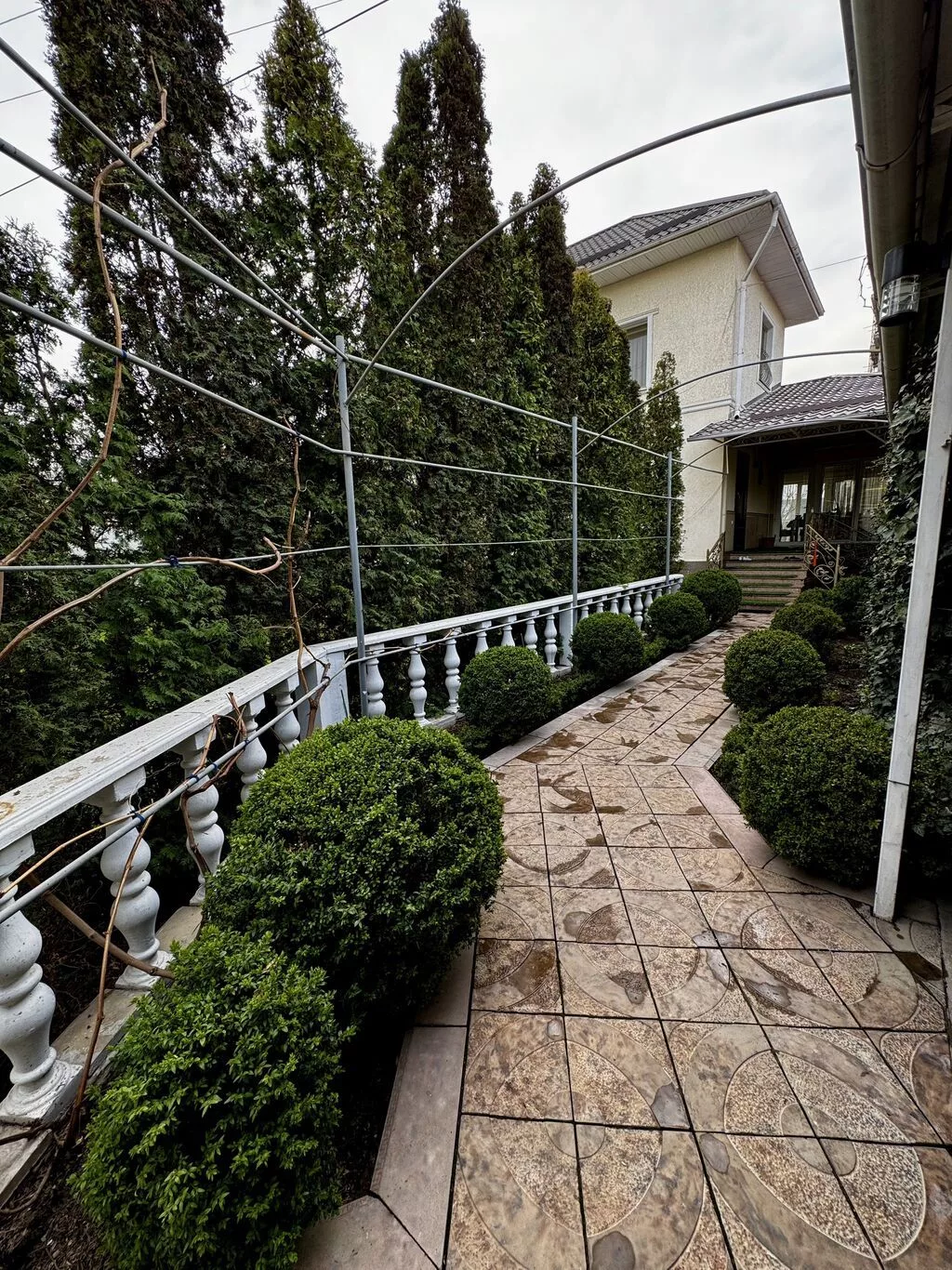 6 комнат и более, 350 м², 10 соток, Бишкек, Киргизия 2 ж/м Собственник