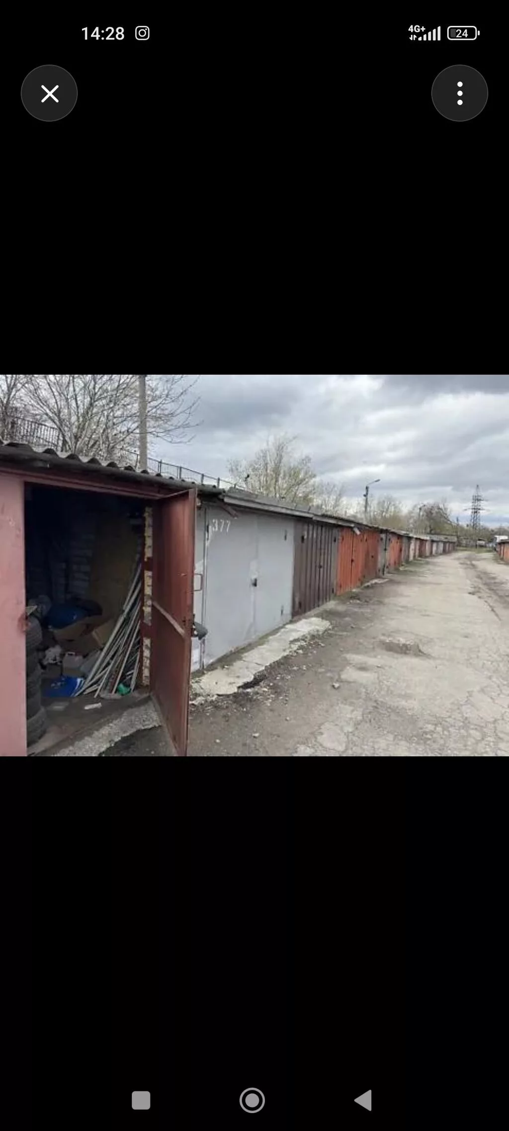 Металлический гаражный бокс в ряду капитальных гаражей. - Материал