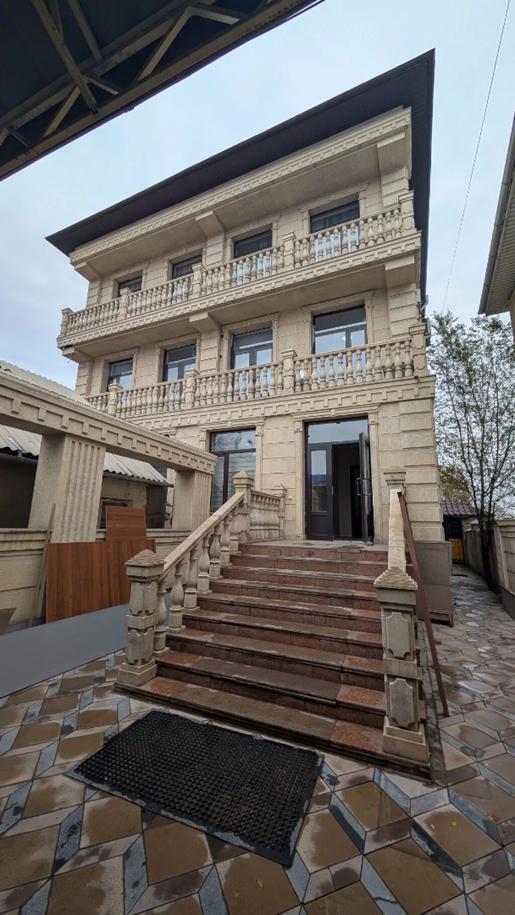 Сдаю Офис целиком: 175 м², С ремонтом, Первая линия, С отдельным входом, С отдельным санузлом