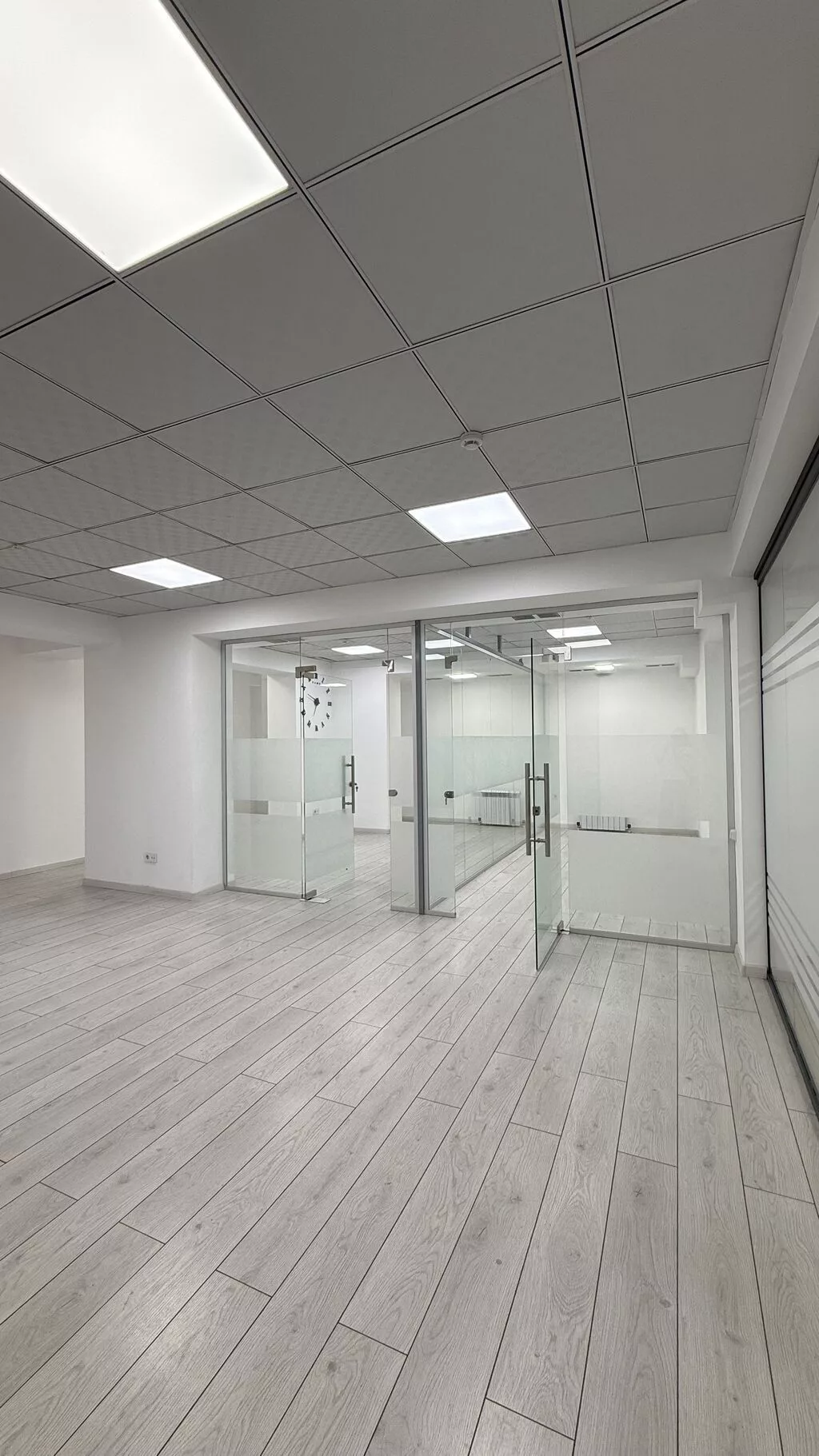 Сдаю Офисный кабинет: 80 м², В бизнес центре, С ремонтом